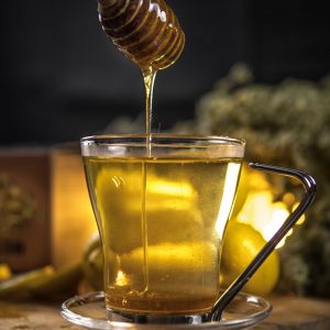1450 Tea in glass pouring honey