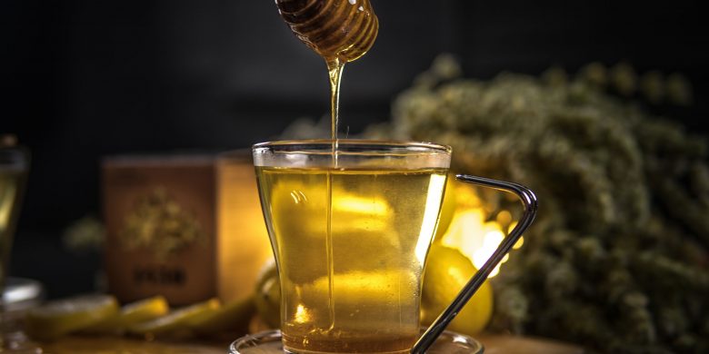 1450 Tea in glass pouring honey